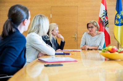 Am 14. Mai 2018 war Bundesministerin Juliane Bogner-Strauß (3.v.l.) zu einem Arbeitsgespräch bei der Landeshauptfrau von Niederösterreich Johanna Mikl-Leitner (r.) geladen.