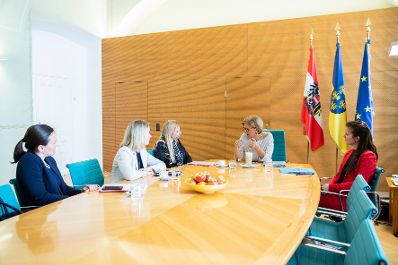 Am 14. Mai 2018 war Bundesministerin Juliane Bogner-Strauß zu einem Arbeitsgespräch bei der Landeshauptfrau von Niederösterreich Johanna Mikl-Leitner geladen.
