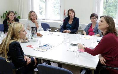Am 15. Mai 2018 besuchte Bundesministerin Juliane Bogner-Strauß (l.) die Gleichbehandlungsanwaltschaft.