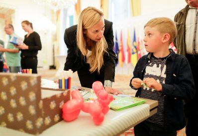Am 15. Mai 2018 lud Bundesministerin Juliane Bogner-Strauß (l.) Mitarbeiter des Bundeskanzleramts zum einem Familienfest am Internationalen Tag der Familie.