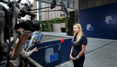 Am 22. Mai 2018 nahm Bundesministerin Juliane Bogner-Strauß (r.) am Jugendministerrat in Brüssel teil. Im Bild beim Doorstep.