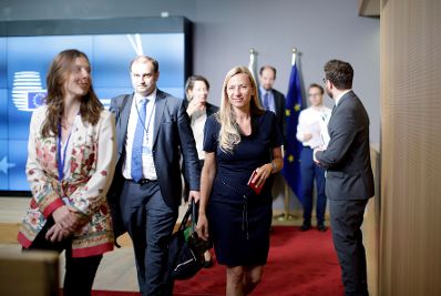 Am 22. Mai 2018 nahm Bundesministerin Juliane Bogner-Strauß (3.v.l.) am Jugendministerrat in Brüssel teil. Im Bild beim Doorstep.