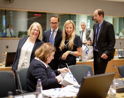 Am 22. Mai 2018 nahm Bundesministerin Juliane Bogner-Strauß (m.) am Jugendministerrat in Brüssel teil.