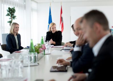 Am 23. Mai 2018 fand ein Austausch zwischen der Internetoffensive Österreich und Bundesministerin Juliane Bogner-Strauß (m.) statt.