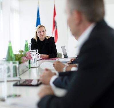 Am 23. Mai 2018 fand ein Austausch zwischen der Internetoffensive Österreich und Bundesministerin Juliane Bogner-Strauß (l.) statt.
