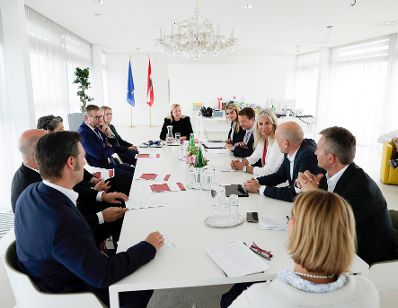 Am 23. Mai 2018 fand ein Austausch zwischen der Internetoffensive Österreich und Bundesministerin Juliane Bogner-Strauß statt.