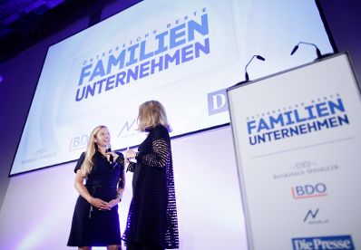 Am 23. Mai 2018 nahm Bundesministerin Juliane Bogner-Strauß (l.) an der Gala "Österreichs beste Familienunternehmen" teil.