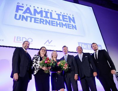 Am 23. Mai 2018 nahm Bundesministerin Juliane Bogner-Strauß (3.v.l.) an der Gala "Österreichs beste Familienunternehmen" teil.