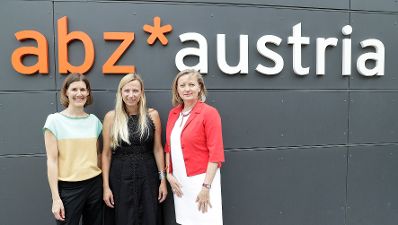 Am 24. Mai 2018 besuchte Bundesministerin Juliane Bogner-Strauß (m.) das abz*austria (Arbeit Bildung Zukunft). Im Bild mit den Geschäftsführerinnen Daniela Schallert (l.) und Manuela Vollmann (r.).