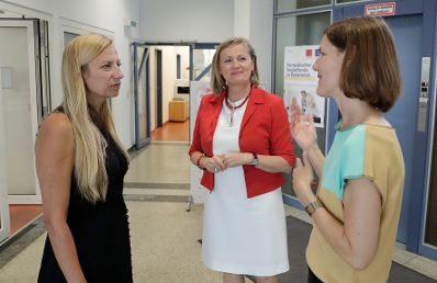 Am 24. Mai 2018 besuchte Bundesministerin Juliane Bogner-Strauß (l.) das abz*austria (Arbeit Bildung Zukunft). Im Bild mit den Geschäftsführerinnen Daniela Schallert (r.) und Manuela Vollmann (m.).