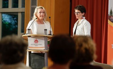 Am 28. Mai 2018 nahm Bundesministerin Juliane Bogner-Strauß an der Podiumsdiskussion zum Thema "Sicherheit im Internet" teil. Im Bild Michaela Horn (l.) und die Moderatorin Monika Slouk (r.).