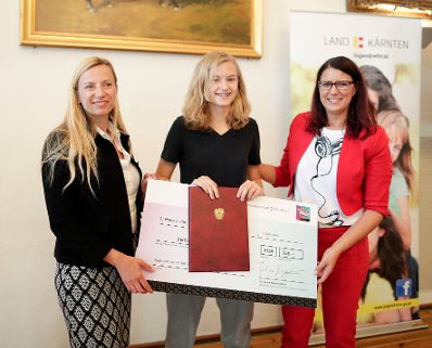 Am 29. Mai 2018 überreichte Bundesministerin Juliane Bogner-Strauß (l.) gemeinsam mit Landesrätin Sara Schaar (r.) die Urkunden beim Bundesredewettbewerb.