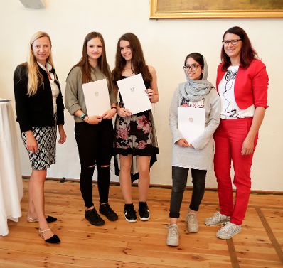 Am 29. Mai 2018 überreichte Bundesministerin Juliane Bogner-Strauß (l.) gemeinsam mit Landesrätin Sara Schaar (r.) die Urkunden beim Bundesredewettbewerb.