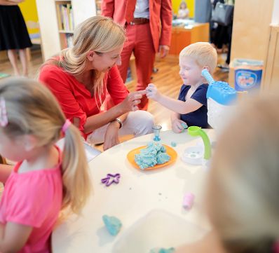 Am 4. Juni 2018 reiste Bundesministerin Juliane Bogner-Strauß (m.) im Zuge eines Bundesländertags nach Kärnten. Im Bild beim Besuch der "Kinderwerkstadt Klagenfurt" des Hilfswerks Kärnten.
