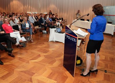 Am 5. Juni 2018 eröffnete Bundesministerin Juliane Bogner-Strauß die Konferenz "20 Jahre LEFÖ: Frauenhandel von 1998 bis 2018". Im Bild mit Staatssekretärin Karoline Edtstadler (r.).
