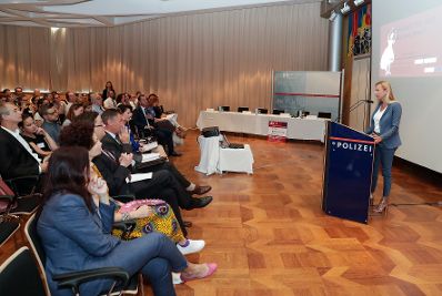 Am 5. Juni 2018 eröffnete Bundesministerin Juliane Bogner-Strauß (im Bild) die Konferenz "20 Jahre LEFÖ: Frauenhandel von 1998 bis 2018".