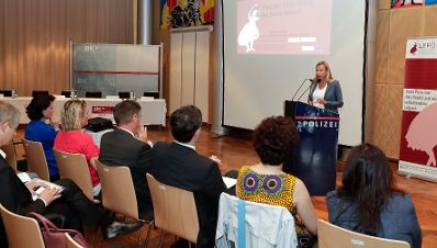 Am 5. Juni 2018 eröffnete Bundesministerin Juliane Bogner-Strauß (im Bild) die Konferenz "20 Jahre LEFÖ: Frauenhandel von 1998 bis 2018".