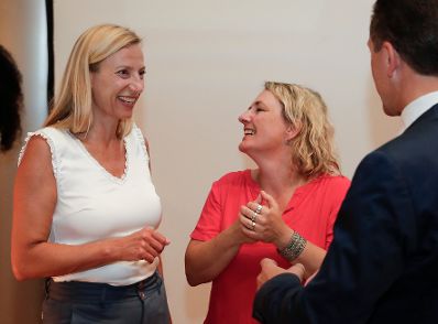 Am 5. Juni 2018 eröffnete Bundesministerin Juliane Bogner-Strauß (l.) die Konferenz "20 Jahre LEFÖ: Frauenhandel von 1998 bis 2018". Im Bild mit der Leiterin des LEFÖ Evelyn Probst (m.).