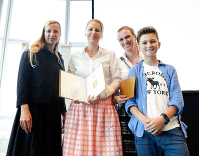 Am 12. Juni 2018 verlieh Bundesministerin Juliane Bogner-Strauß (l.) den Staatspreis "Familie und Beruf".