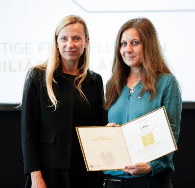 Am 12. Juni 2018 verlieh Bundesministerin Juliane Bogner-Strauß (l.) den Staatspreis "Familie und Beruf".