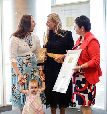 Am 12. Juni 2018 verlieh Bundesministerin Juliane Bogner-Strauß (m.) den Staatspreis "Familie und Beruf".