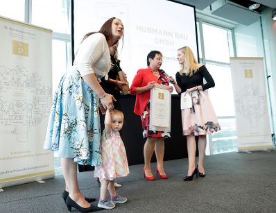 Am 12. Juni 2018 verlieh Bundesministerin Juliane Bogner-Strauß den Staatspreis "Familie und Beruf".