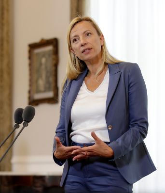 Bundesministerin Juliane Bogner-Strauß (im Bild) beim Pressestatement vor dem Ministerrat am 13. Juni 2018.
