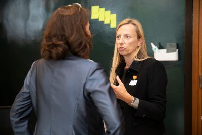 Am 14. Juni 2018 hielt Bundesministerin Juliane Bogner-Strauß (r.) einen Impulsvortrag bei der "Brain & Champagne" Veranstaltung von Accenture Office.