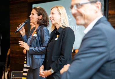 Am 14. Juni 2018 hielt Bundesministerin Juliane Bogner-Strauß (m.) einen Impulsvortrag bei der "Brain & Champagne" Veranstaltung von Accenture Office.