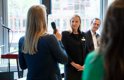 Am 14. Juni 2018 hielt Bundesministerin Juliane Bogner-Strauß (2.v.l.) einen Impulsvortrag bei der "Brain & Champagne" Veranstaltung von Accenture Office.