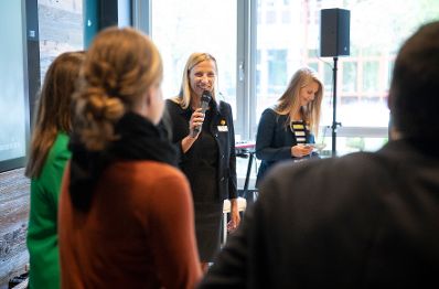 Am 14. Juni 2018 hielt Bundesministerin Juliane Bogner-Strauß (3.v.l.) einen Impulsvortrag bei der "Brain & Champagne" Veranstaltung von Accenture Office.