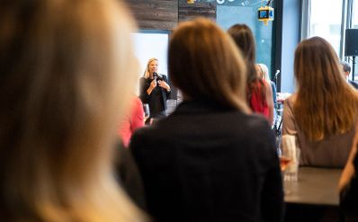 Am 14. Juni 2018 hielt Bundesministerin Juliane Bogner-Strauß (im Bild) einen Impulsvortrag bei der "Brain & Champagne" Veranstaltung von Accenture Office.