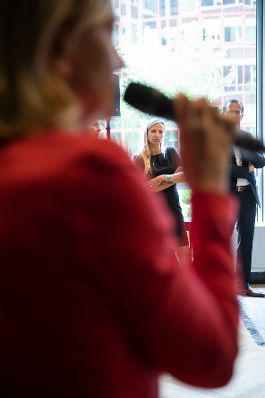Am 14. Juni 2018 hielt Bundesministerin Juliane Bogner-Strauß (m.) einen Impulsvortrag bei der "Brain & Champagne" Veranstaltung von Accenture Office.