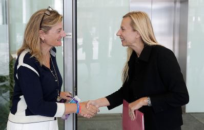 Am 14. Juni 2018 nahm Bundesministerin Juliane Bogner-Strauß (r.) am Vernetzungstreffen der Technologiebranche teil. Im Bild mit der General Managerin von Microsoft Österreich Dorothee Ritz (l.).