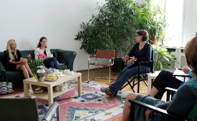 Am 25. Juni 2018 besuchte Bundesministerin Juliane Bogner-Strauß (l.) die FRAUEN* BERATEN FRAUEN* Stelle in Wien.
