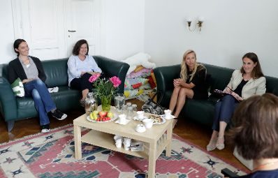 Am 25. Juni 2018 besuchte Bundesministerin Juliane Bogner-Strauß (2.v.r.) die FRAUEN* BERATEN FRAUEN* Stelle in Wien.