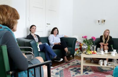 Am 25. Juni 2018 besuchte Bundesministerin Juliane Bogner-Strauß (r.) die FRAUEN* BERATEN FRAUEN* Stelle in Wien.