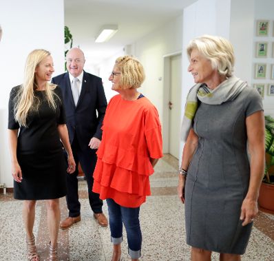Am 27. Juni 2018 reiste Bundesministerin Juliane Bogner-Strauß (l.) nach Wiener Neustadt. Im Bild beim Besuch der Bildungseinrichtung "Kindergarten Josefstadt".