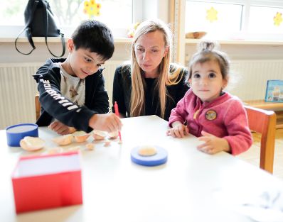 Am 27. Juni 2018 reiste Bundesministerin Juliane Bogner-Strauß (m.) nach Wiener Neustadt. Im Bild beim Besuch der Bildungseinrichtung "Kindergarten Josefstadt".