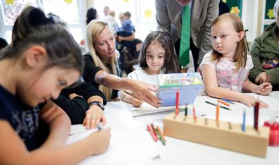 Am 27. Juni 2018 reiste Bundesministerin Juliane Bogner-Strauß (3.v.r.) nach Wiener Neustadt. Im Bild beim Besuch der Bildungseinrichtung "Kindergarten Josefstadt".