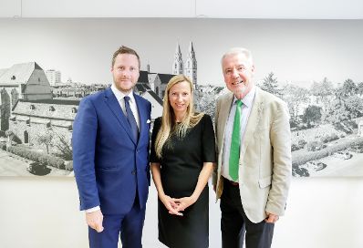 Am 27. Juni 2018 reiste Bundesministerin Juliane Bogner-Strauß (m.) nach Wiener Neustadt. Im Bild mit Bürgermeister Klaus Schneeberger (r.) und Klubobmann Michael Schnedlitz (l.) bei der HIPPY-Zertifikatsverleihung.