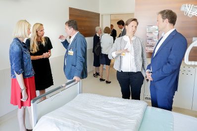 Am 2. Juli 2018 besuchte Bundesministerin Juliane Bogner-Strauß (2.v.l.) im Zuge eines Bundesländertags in Wien das St. Josef Krankenhaus.