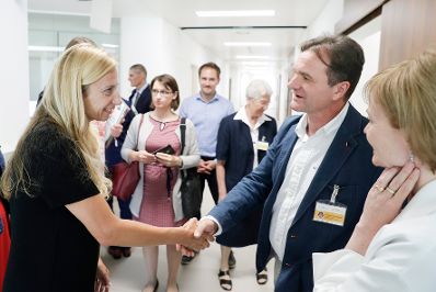 Am 2. Juli 2018 besuchte Bundesministerin Juliane Bogner-Strauß (l.) im Zuge eines Bundesländertags in Wien das St. Josef Krankenhaus.