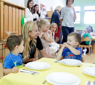 Am 2. Juli 2018 besuchte Bundesministerin Juliane Bogner-Strauß (2.v.l.) im Zuge eines Bundesländertags in Wien den St. Nikolaus Kindergarten.