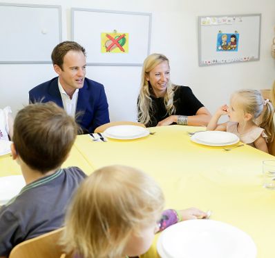 Am 2. Juli 2018 besuchte Bundesministerin Juliane Bogner-Strauß (m.) im Zuge eines Bundesländertags in Wien den St. Nikolaus Kindergarten.