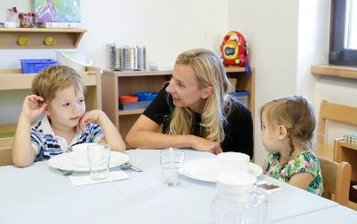 Am 2. Juli 2018 besuchte Bundesministerin Juliane Bogner-Strauß (m.) im Zuge eines Bundesländertags in Wien den St. Nikolaus Kindergarten.