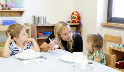 Am 2. Juli 2018 besuchte Bundesministerin Juliane Bogner-Strauß (m) im Zuge eines Bundesländertags in Wien den St. Nikolaus Kindergarten.