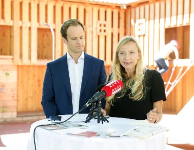 Am 2. Juli 2018 besuchte Bundesministerin Juliane Bogner-Strauß (r.) im Zuge eines Bundesländertags in Wien den St. Nikolaus Kindergarten.
