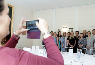 Am 2. Juli 2018 nahm Bundesministerin Juliane Bogner-Strauß im Zuge eines Bundesländertags in Wien an einem Lunch mit jungen Unternehmerinnen teil.
