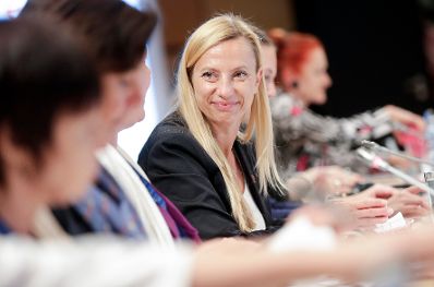 Am 23. Juli 2018 nahm Bundesministerin Juliane Bogner-Strauß (m.) im Rahmen des österreichischen Ratsvorsitzes an der Sitzung der High Level Group on Gender Mainstreaming teil.